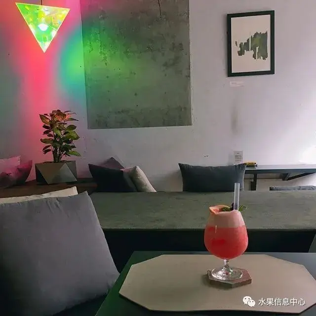 隐藏在小巷里的网红水果店，入口竟然是冰箱门