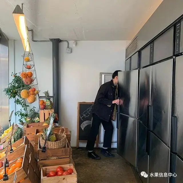 隐藏在小巷里的网红水果店，入口竟然是冰箱门