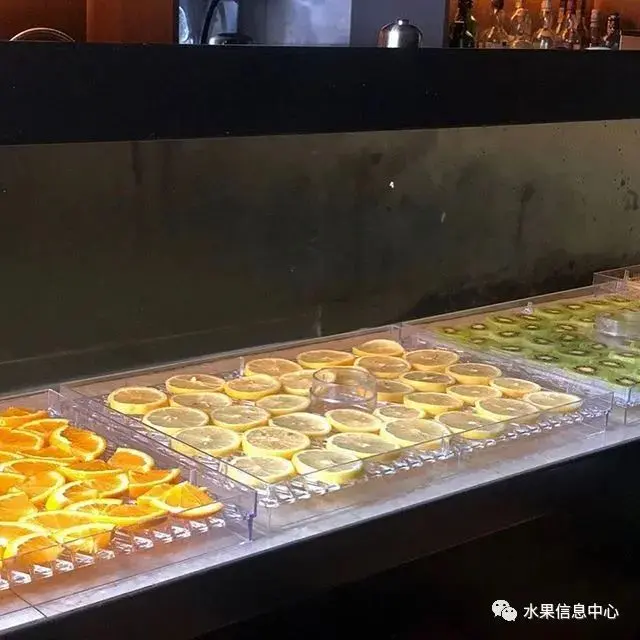 隐藏在小巷里的网红水果店，入口竟然是冰箱门