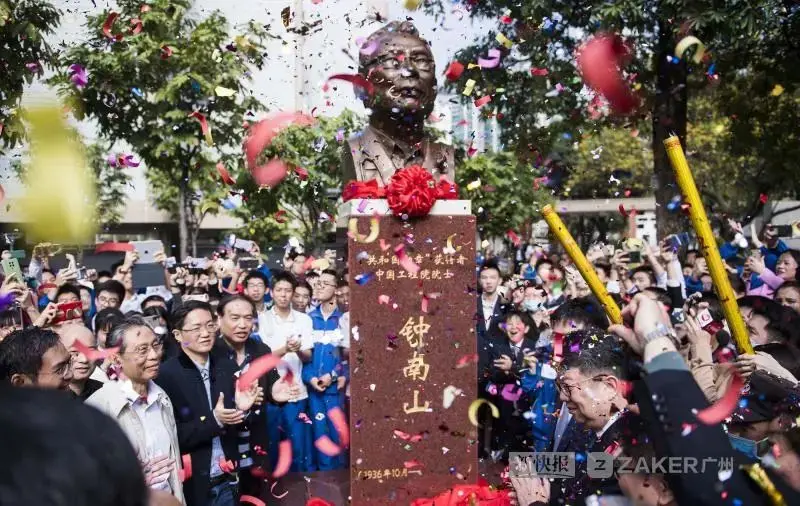 钟南山回母校变追星现场，鼓励同学们学医