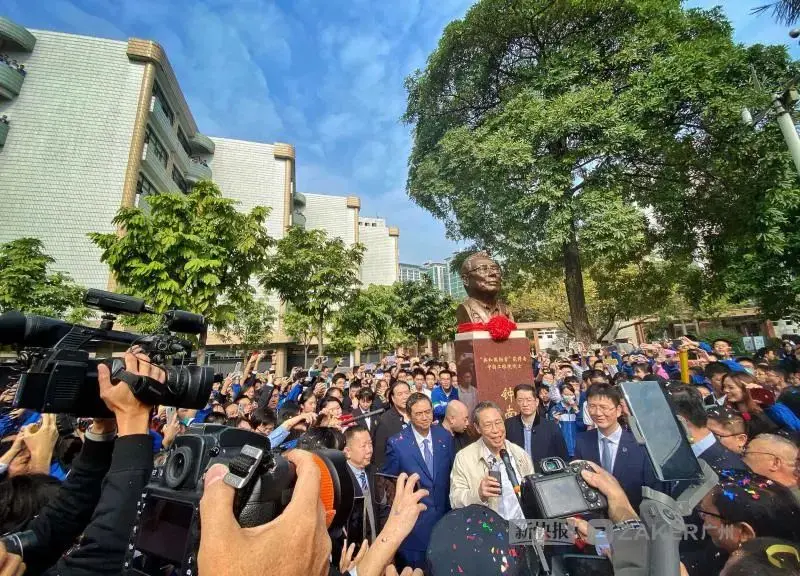 钟南山回母校变追星现场，鼓励同学们学医