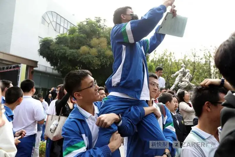 钟南山回母校变追星现场，鼓励同学们学医