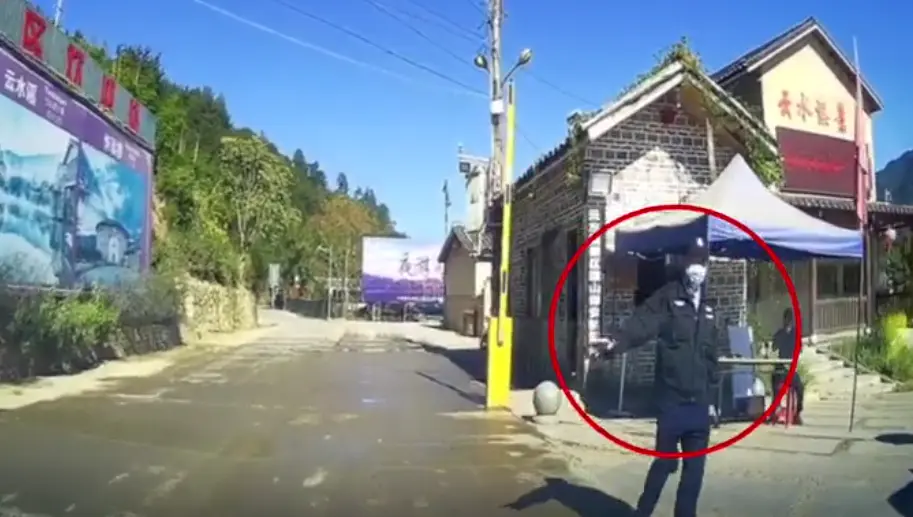 福建南靖土楼景区回应县道拦车要求买票：过境服务不科学，已整改