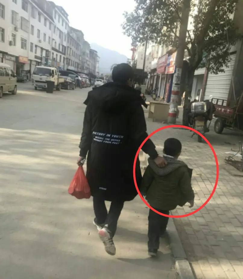 梦泪真有孩子了？老家带奶娃逛街被路人抓拍，水友：为何还住烂房子