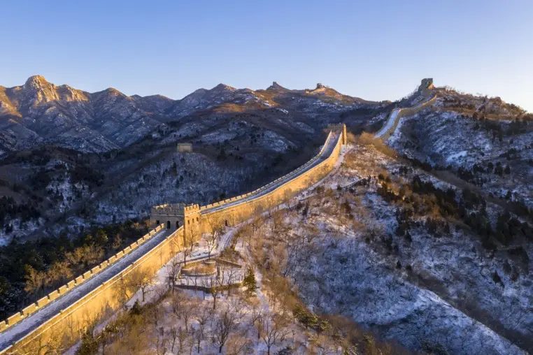 大片来袭！雪后的八达岭长城如一幅水墨丹青画