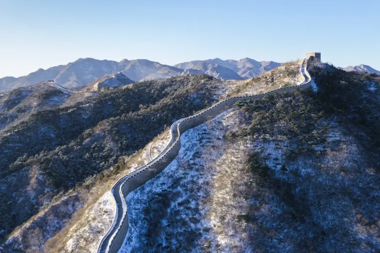 大片来袭！雪后的八达岭长城如一幅水墨丹青画