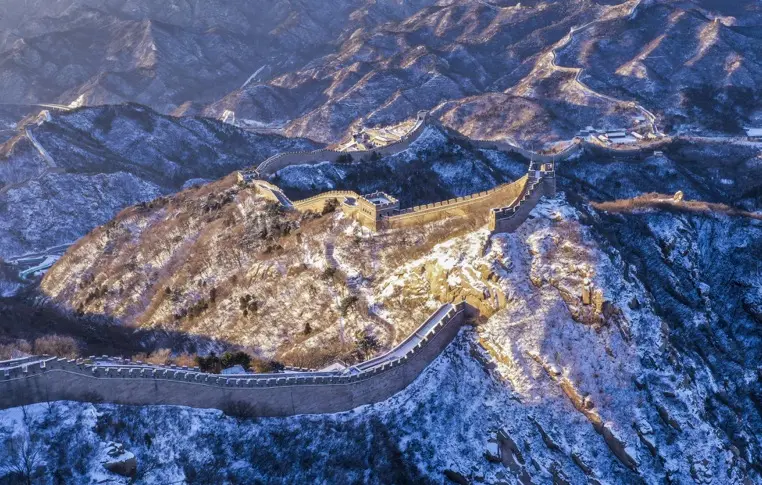 大片来袭！雪后的八达岭长城如一幅水墨丹青画