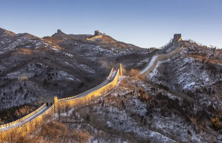 大片来袭！雪后的八达岭长城如一幅水墨丹青画