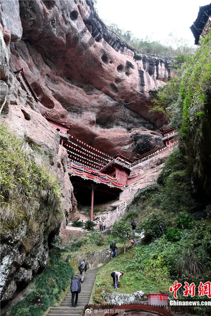 罕见！悬崖峭壁上一根柱子撑起的寺庙 你见过没？