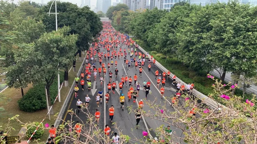 2020广马，燃爆了！这一幕令人动容……