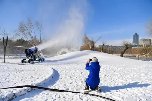 长春南湖公园正在造雪，即将开雕！