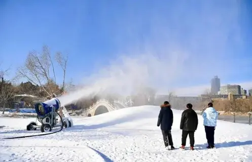 长春南湖公园正在造雪，即将开雕！