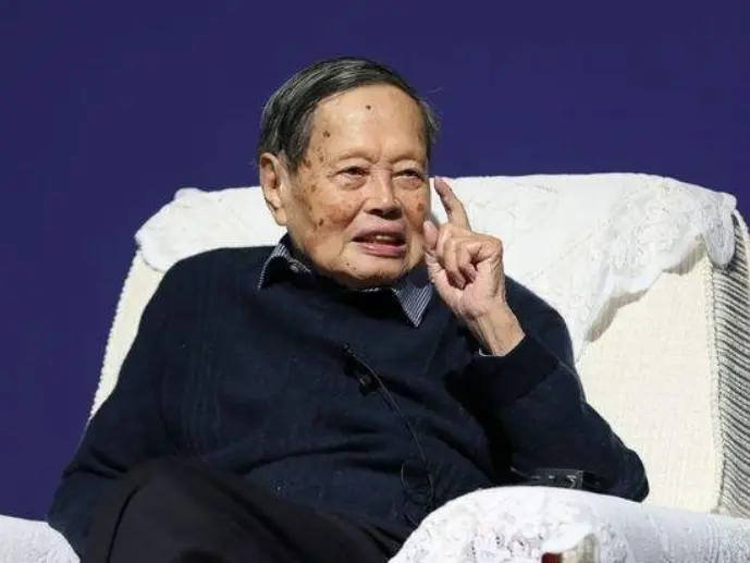 杨振宁90大寿，清华送的礼物遭他嫌弃，最高学府难道不懂人情世故