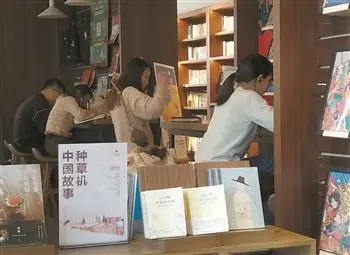 北京实体书店日渐复苏：“人气旺了很多”