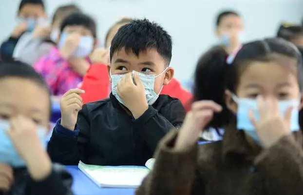 小学和幼儿园出现确诊！多地教育局将寒假提前到元旦，家长却慌了