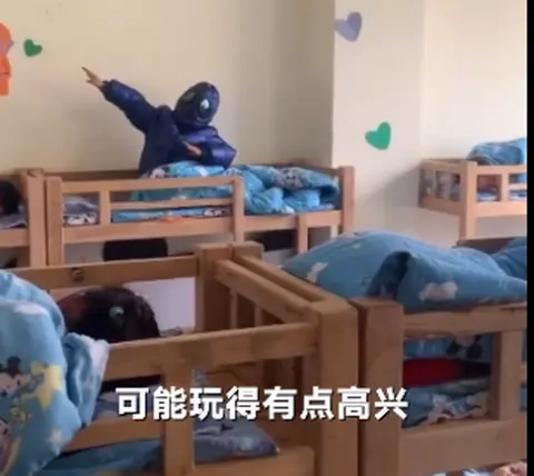 幼儿园午休时间惊现一红一蓝“奥特曼” 老师一句话将其“制服”