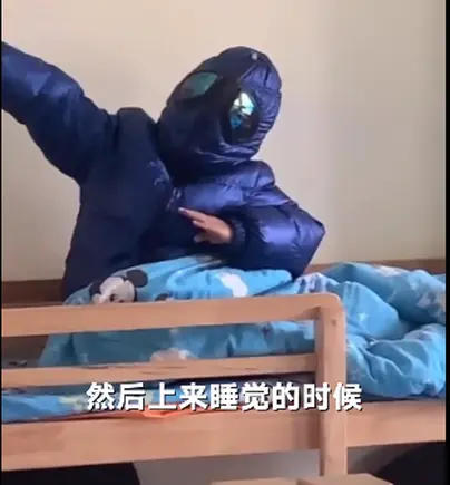 幼儿园午休时间惊现一红一蓝“奥特曼” 老师一句话将其“制服”