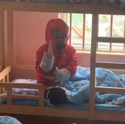 幼儿园午休时间惊现一红一蓝“奥特曼” 老师一句话将其“制服”