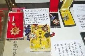 抗战胜利后，老兵将勋章埋地下，35年后再挖出来成了这个样子