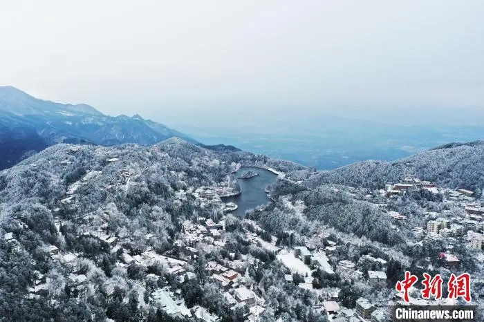 航拍江西庐山雪后美景 银装素裹如冰雪童话世界