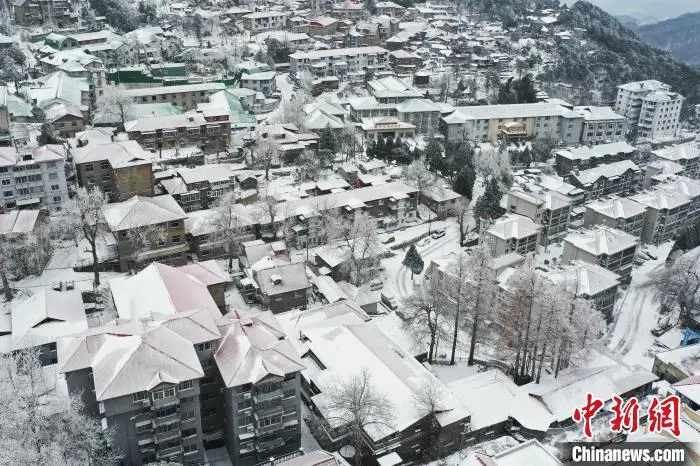 航拍江西庐山雪后美景 银装素裹如冰雪童话世界