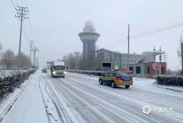 寒潮携雨雪来袭 冰雪天刹车有多难？