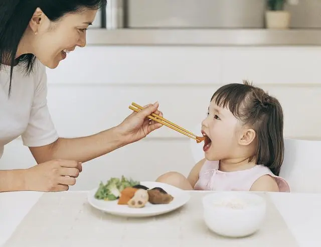 宝妈一个小习惯，让宝宝从来不积食，实用妙招宝妈们也该学学