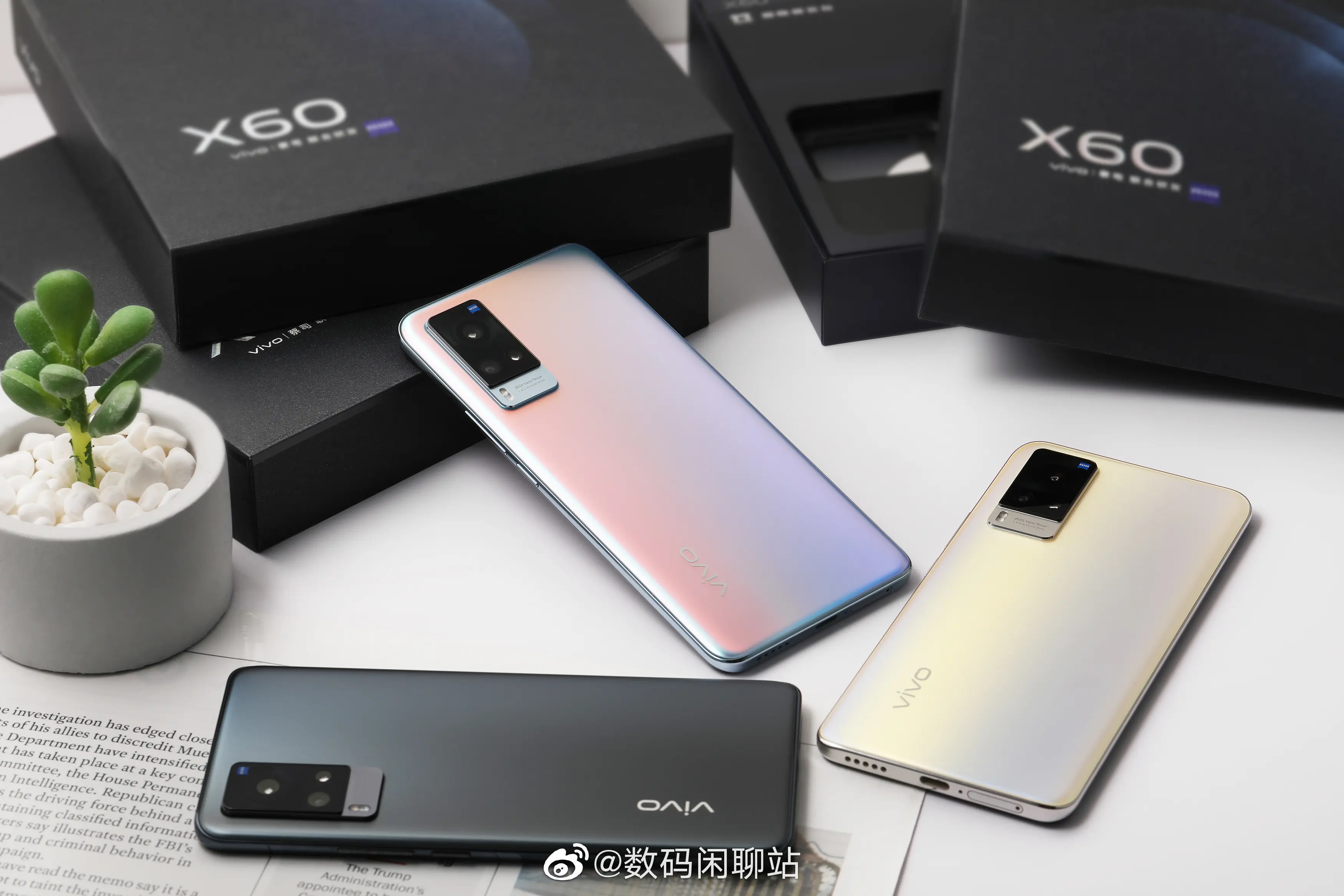 vivo X60 真机照：彩色渐变、暖黄、黑色，特殊 AG 玻璃机身