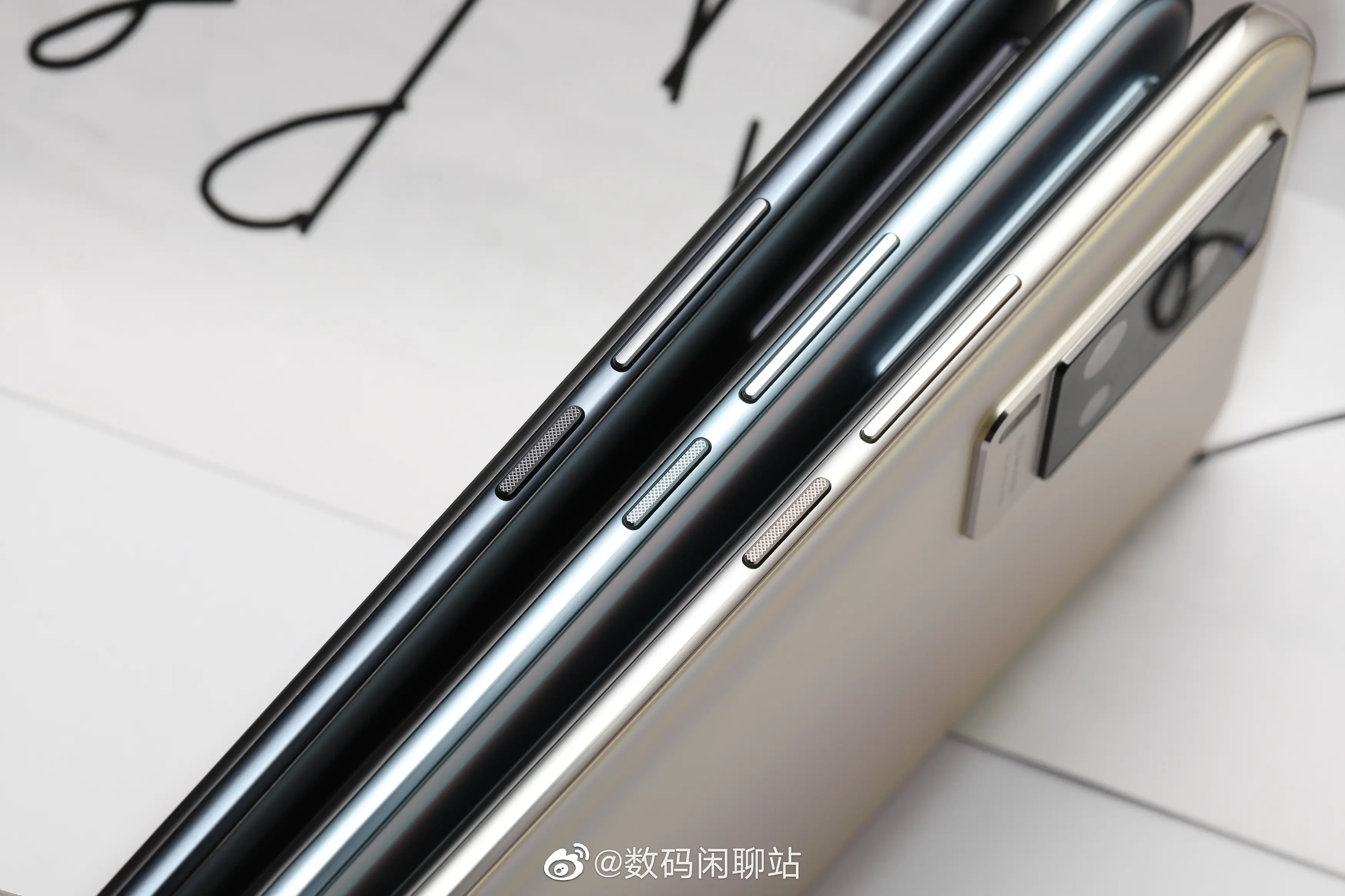 vivo X60 真机照：彩色渐变、暖黄、黑色，特殊 AG 玻璃机身