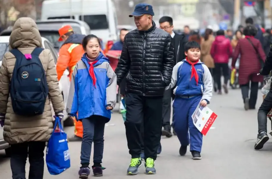 教育部再发通知，中小学生寒假提前，家长：我举双手赞成