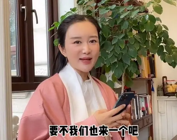 张纪中陪夫人练书法：4个大字毛毛躁躁，洒脱但缺少书法气度