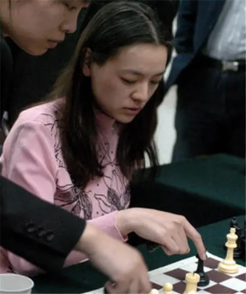 20年前，那位嫁入一夫多妻制王室的中国天才棋手诸宸，如今咋样了