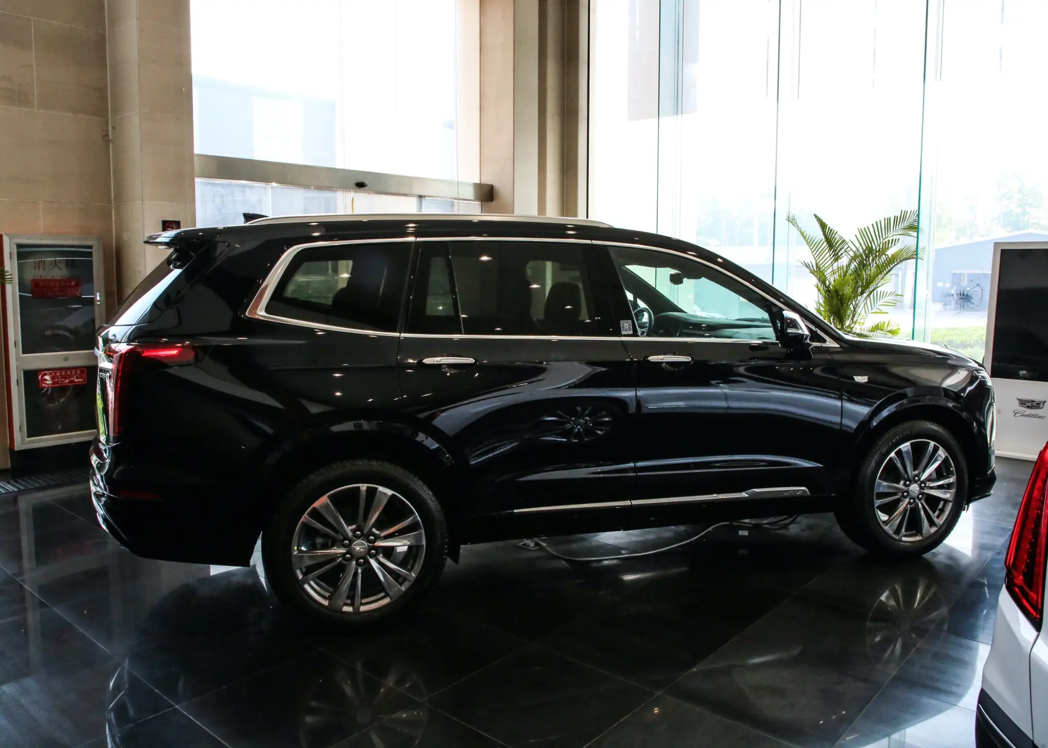 又一行政级SUV“跳水”，全系直降5万，车长5米，还配8个Bose音响