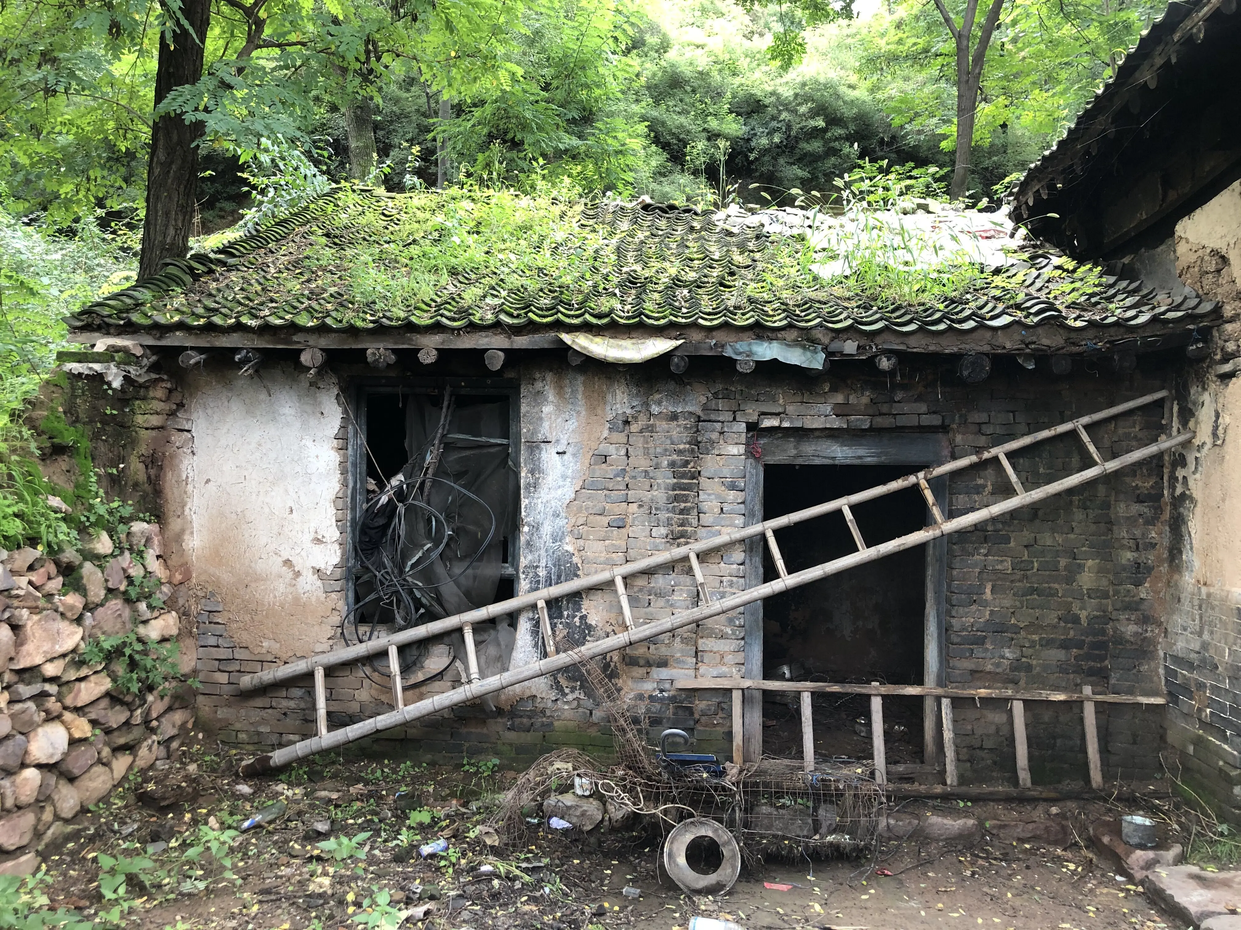 农村人常说：“家有滴泪屋，三年一场哭”，“滴泪屋”指的是什么