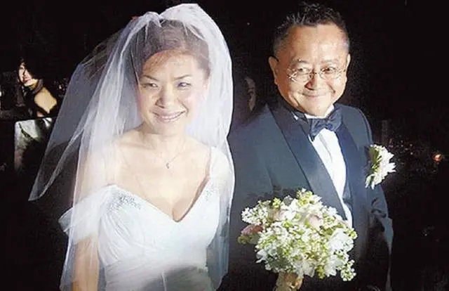 54岁歌手离婚案终结，15年婚姻换来16亿财产，还分得楼和股份