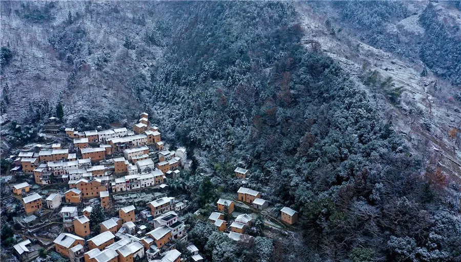 安徽黄山：雪后土楼竞妖娆