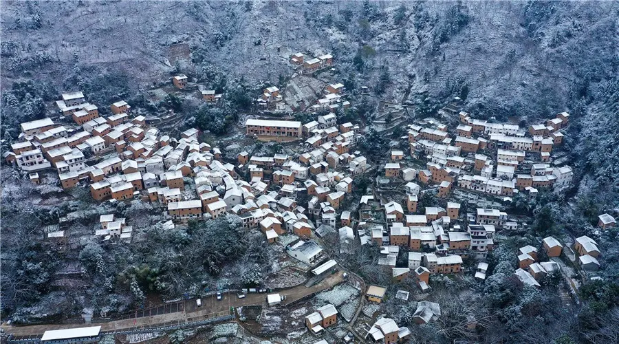 安徽黄山：雪后土楼竞妖娆