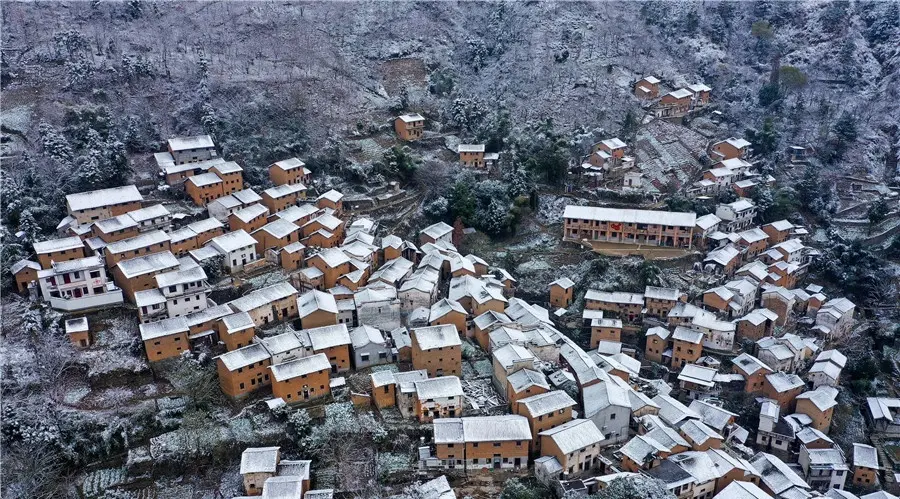 安徽黄山：雪后土楼竞妖娆