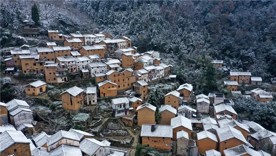 安徽黄山：雪后土楼竞妖娆