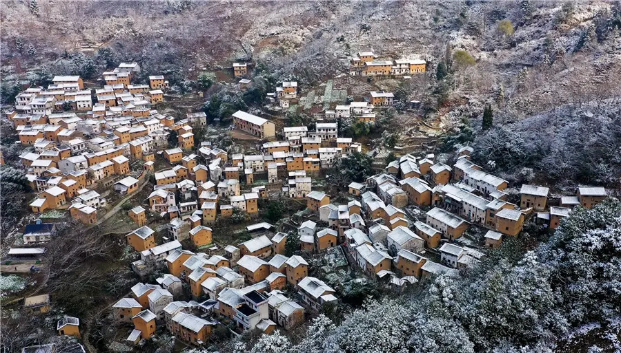 安徽黄山：雪后土楼竞妖娆