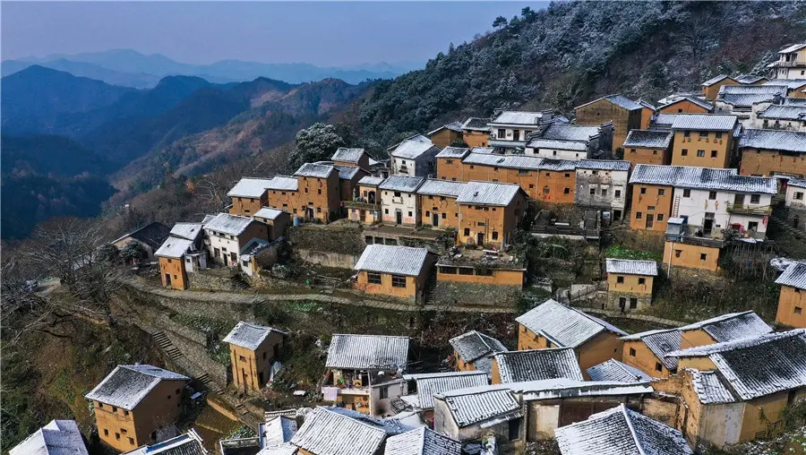 安徽黄山：雪后土楼竞妖娆