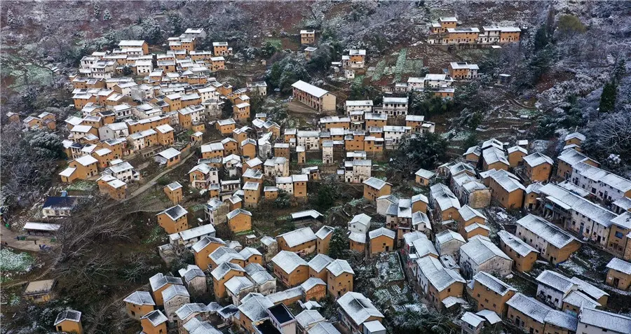 安徽黄山：雪后土楼竞妖娆