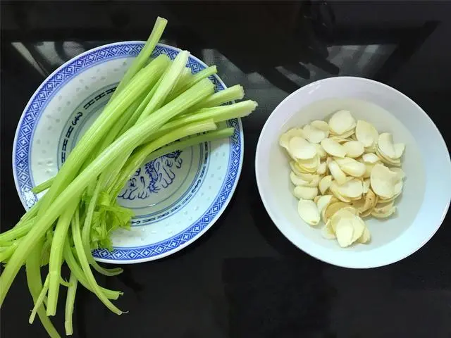 晚上睡觉总起夜，多梦失眠，试试吃这菜，养心安神，睡眠好多了