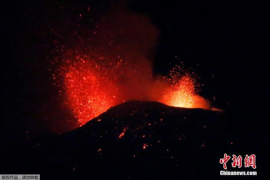 意大利埃特纳火山喷发 岩浆涌出照亮夜空