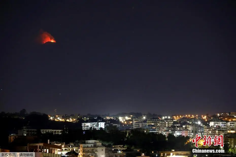 意大利埃特纳火山喷发 岩浆涌出照亮夜空