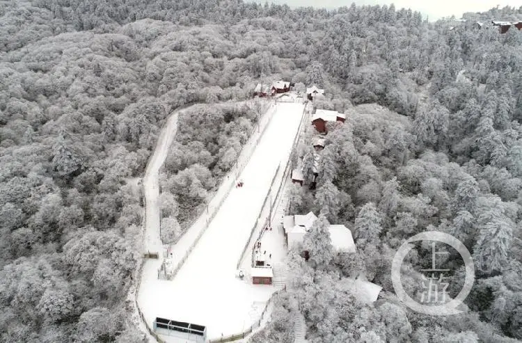 全国最长高山密林冰道亮相四川峨眉山