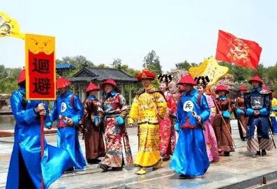 乾隆见一寡妇，出上联“庭院草深径难寻”，寡妇下联他立马离开