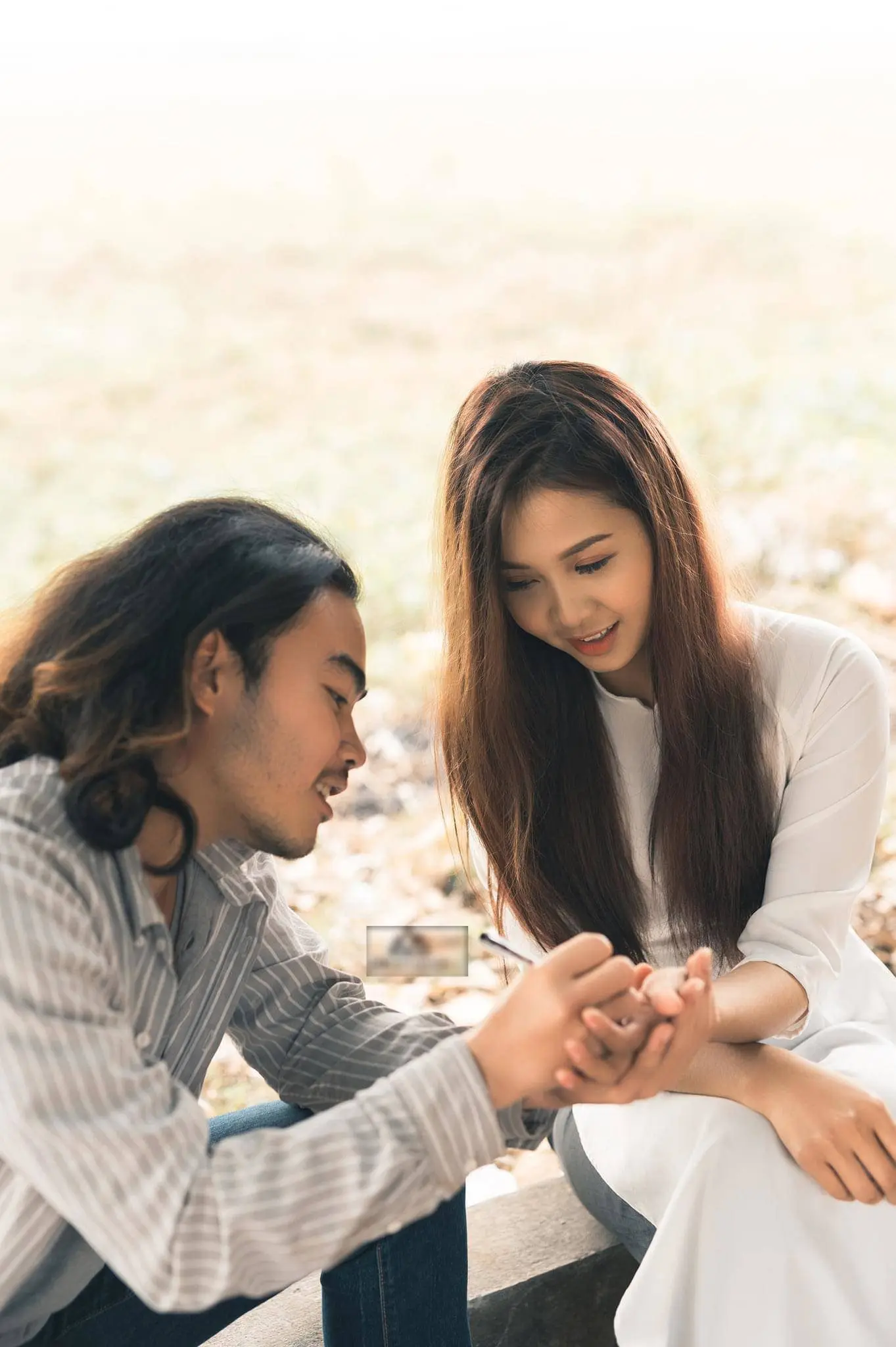 新婚夫妇在墓地拍摄婚纱照引争议，两人称在这里相识并相恋