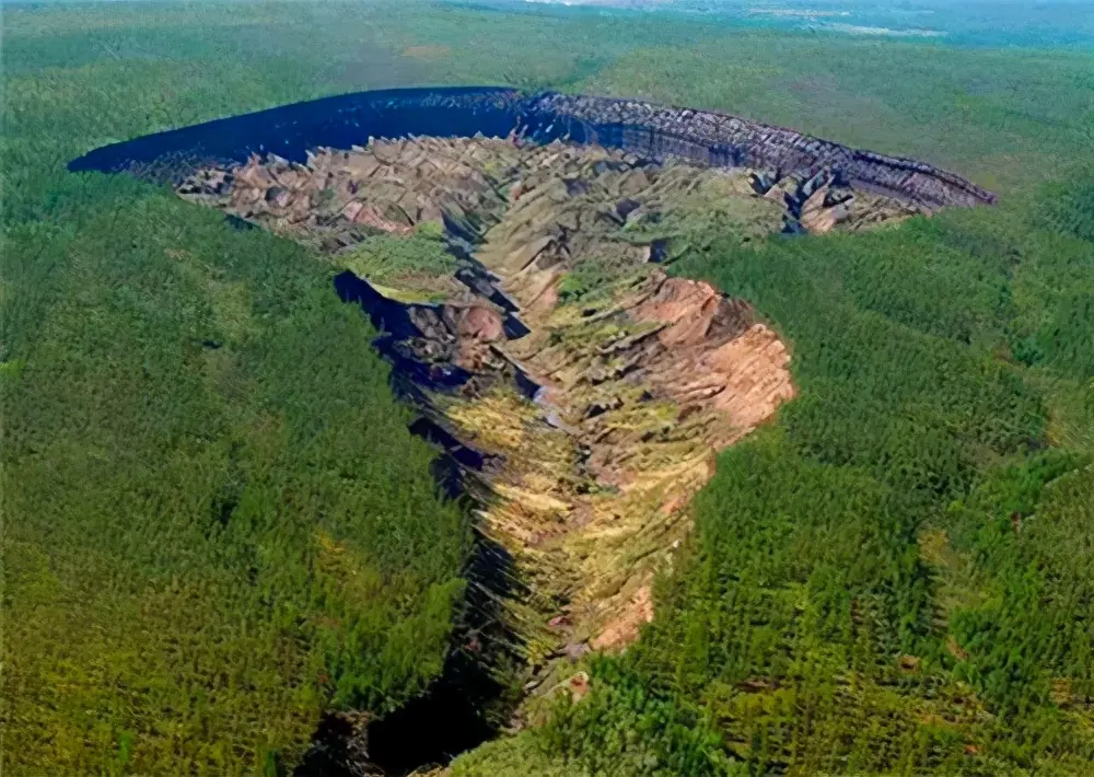 俄罗斯“地狱裂口”：1公里800米宽，科学家还找到史前灭绝的生物