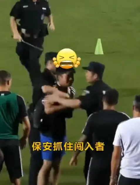 C罗袭警后嬉皮笑脸，球迷辩解只是开玩笑，还谎称被袭警察是保安